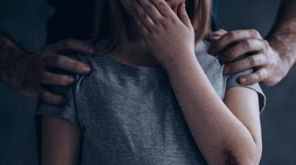 Român, acuzat că a întreținut relații sexuale cu o copilă de 15 ani, a filmat-o și a distribuit imaginile