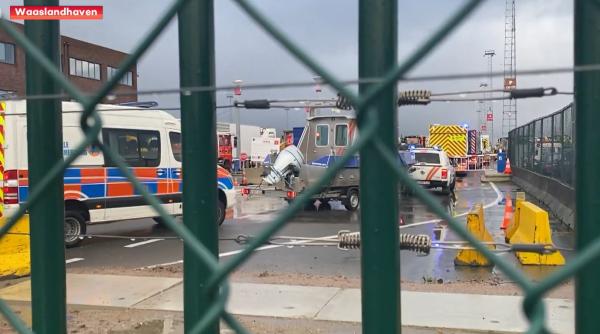 Belgia. Un român s-a prăbușit cu TIR-ul într-un doc. Șoferul, de negăsit: „Probabil că a murit în apa înghețată” - FOTO