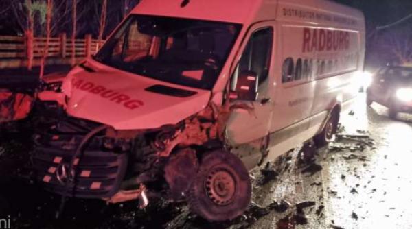 Carambol cu mașini pe o șosea din Botoșani. Trei persoane rănite