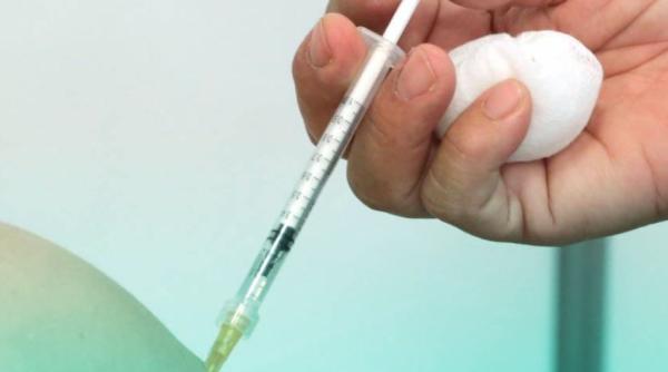 Italia. Un bărbat a încercat să se vaccineze într-un braț fals din silicon, în speranța că va obține certificatul verde
