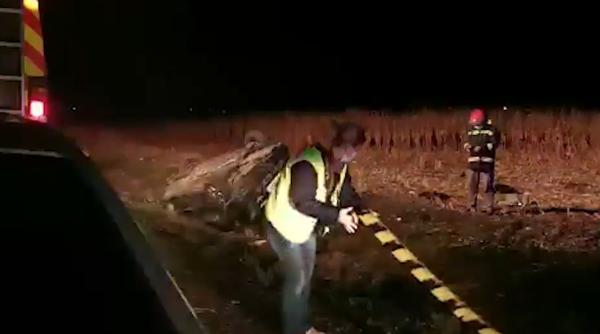 Trei români, răniţi într-un accident rutier. Un șofer a schimbat banda fără să se asigure și s-a izbit de un TIR