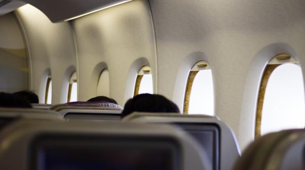 Un bărbat a reușit să urce în avion cu un pistol încărcat în buzunar. Abia la debarcare a fost descoperit de polițiști