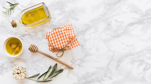 De ce să pui zece căței de usturoi într-un borcan cu miere. Cele mai populare trucuri miraculoase făcute din aceste două ingrediente