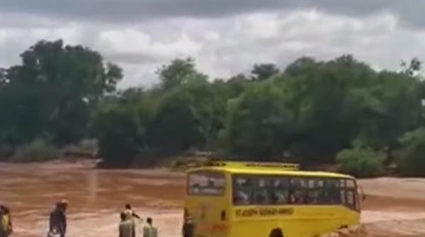 Zeci de oameni, între care femei și copii, au murit într-un autobuz. Mergeau la o nuntă - VIDEO