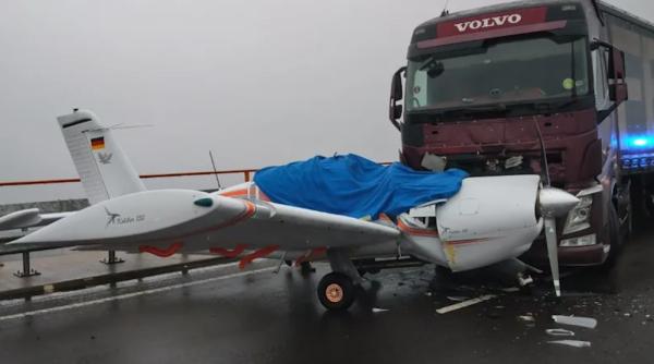 Germania. Șofer român de TIR, accident pe autostradă cu un avion. "N-am văzut așa ceva în viața mea"