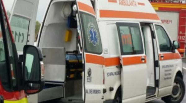 Un autoturism a derapat şi a intrat într-un camion, în județul Harghita. Trei persoane au fost rănite  