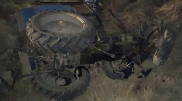 Un român a murit, prins sub tractorul pe care îl conducea. A fost zdrobit, iar medicii nu l-au mai putut salva