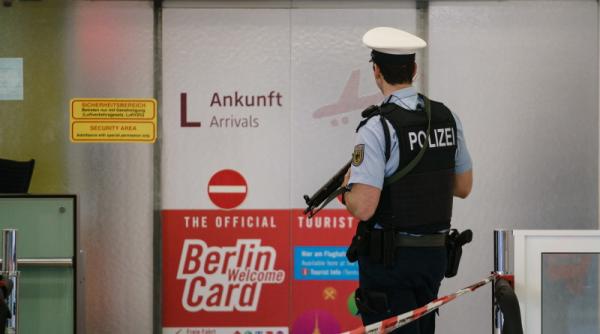 Germania. Româncă, oprită de poliție pe Aeroportul din Dortmund. A fost lăsată să plece mai departe după ce a plătit 2.000 de euro