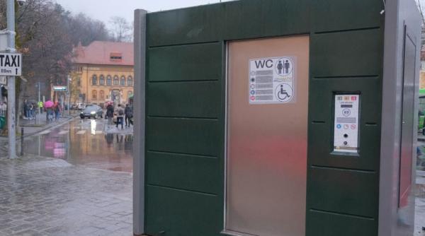 În centrul Brașovului a apărut o toaletă automată care se curăță singură