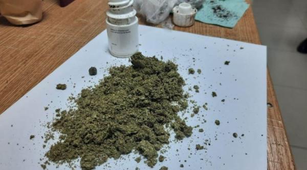 Microbuz, verificat la intrarea în România. Un pasager, prins cu marijuana, s-a ales cu dosar penal 