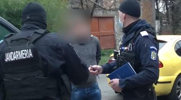 Un român, amendat cu 1.000 de lei, după ce a înjurat o instituție și pe angajații acesteia pe Facebook