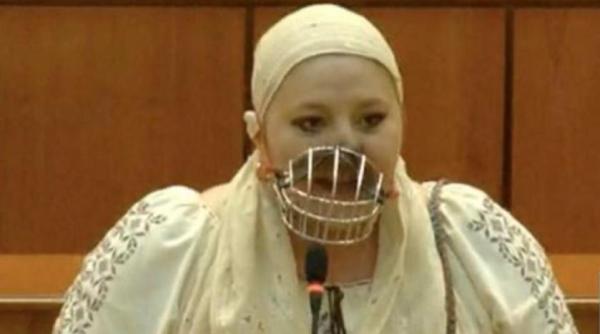 Presa din Italia despre Șoșoaca: Un senator antivaccinare, cu masca lui Hannibal Lecter, în ședința Parlamentului