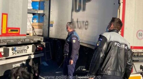 Un șofer român de TIR a sunat la Poliție, după ce a auzit zgomote în remorcă. Ce au descoperit oamenii legii