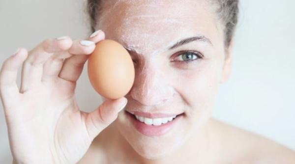 Amestecă o mână de făină de grâu cu un albuș de ou și aplică pe față. Tenul tău se va albi după câteva utilizări 