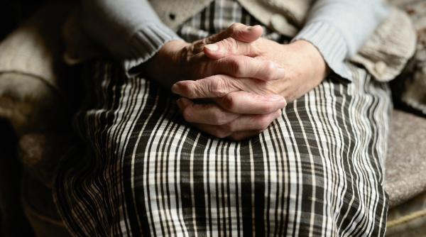 Batrână, jefuită de o româncă de care i se făcuse milă. Femeia a mințit-o că are o nepoată bolnavă de cancer