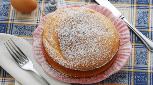 Tartă magică cu mere. Puneți ingredientele în blender și desertul e gata în 5 minute