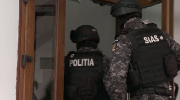 Zeci de români și-au cumpărat arme din Ungaria. Pistoale, muniție și articole pirotehnice, confiscate în urma perchezițiilor de amploare 