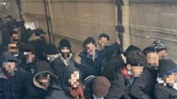 Accident cumplit: 54 de migranți morți, după ce TIR-ul în care erau îngrămădiți s-a răsturnat