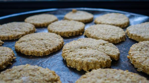 Biscuiți din trei ingrediente, fără ouă, unt, ulei sau lapte, dar delicioși. Doar 45 de calorii