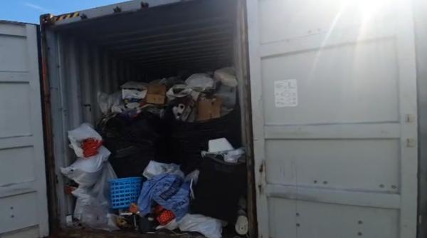 Gunoiul din Marea Britanie, transportat ilegal în România. Transporturile, etichetate ca fiind bunuri second-hand