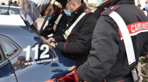 Italia. Jaf fulger, comis de un român. Hoțul s-a urcat într-o mașină și a plecat cu mai multe parfumuri de lux