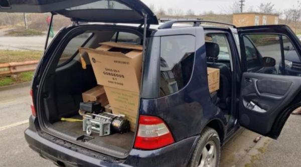 Mașina unui român, o adevărat bombă pe roți în trafic. Polițiștii s-au îngrozit de ceea au găsit în portbagajul automobilului 