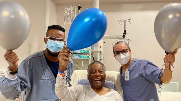 Pele a anunţat că va rămâne ''câteva zile'' în spital. O nouă fotografie publicată