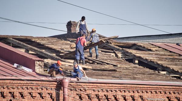 Românii care au speriat oamenii cu escrocheria „Acoperişul”. Ocupau casele proprietarilor cu forţa