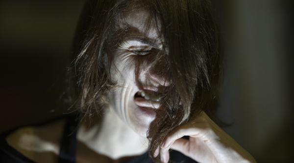 Tânără româncă, înjunghiată de soţ, după o noapte de calvar, chiar sub ochii bebelușului lor: „Am rănit-o în joacă”