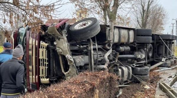 TIR, răsturnat pe o șosea din vestul țării. Două persoane au fost rănite