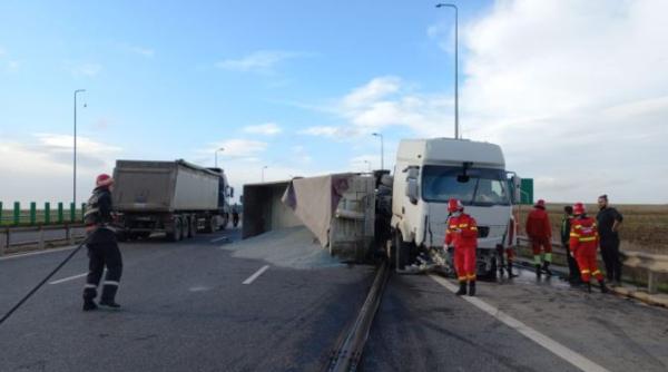 Accident la intrare pe A4. Un camion s-a răsturnat și a lovit un alt mastodont, care se deplasa pe sensul opus