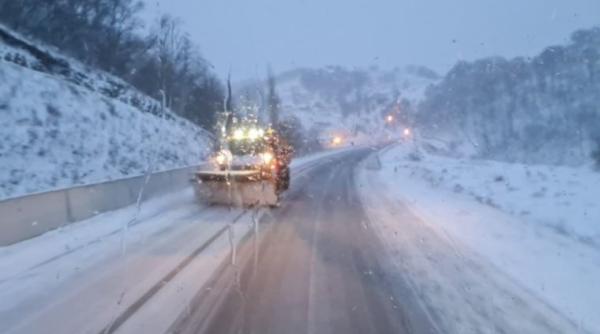 Atenţionare MAE pentru românii care vor călători în Grecia: căderi masive de zăpadă, grindină și viscol  