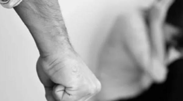 Italia. Româncă, bătută, fără milă, de soțul violent. Bărbatul a vandalizat apoi toată casa