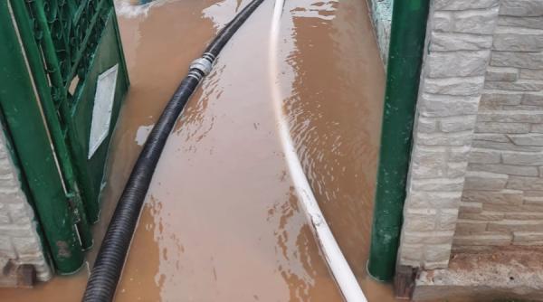 Inundații în mai multe localități din România. Ploi abundente în ultimele ore