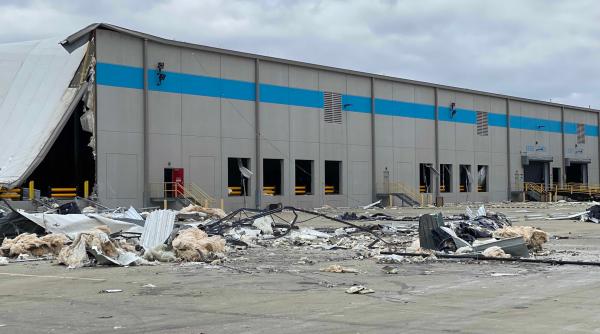 Tornade devastatoare în SUA. Şase morţi după prăbuşirea unui depozit Amazon
