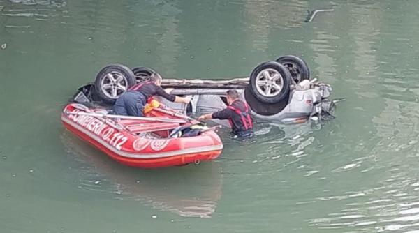 Un șofer a plonjat cu mașina în râul Dâmbovița. Bărbatul a murit la spital 