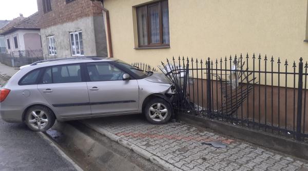 A izbit mașina de peretele unei case apoi a fugit. Polițiștii, șocați de ce a lăsat șoferul în urma lui, în mașină