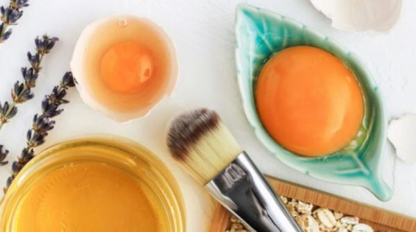 Amestecă un gălbenuș de ou cu drojdie și un ingredient secret. Masca te ajută să ai un ten de bebeluș, iar ridurile se vor estompa rapid