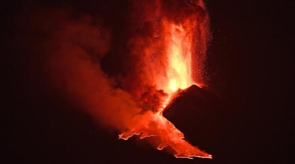 Curse aeriene suspendate pe aeroportul din Catania, Sicilia. A erupt Vulcanul Etna