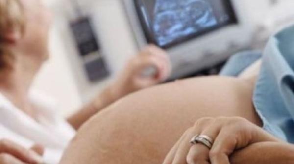 Româncă, gravidă în luna a şaptea, în stare gravă după ce s-ar fi înjunghiat singură. Fătul a murit