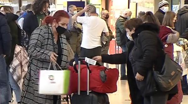 Românii din Diaspora, revoltați pe Aeroportul Otopeni. Terminalul sosiri e neîncăpător: „Logic că nu ne convine”