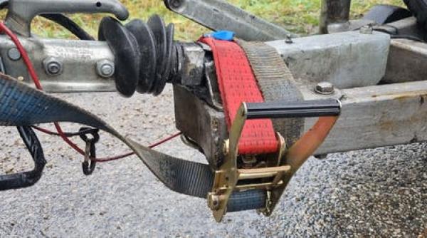 Șofer român, pericol public pe șosele, blocat în Austria. Remorca, ruptă, supraîncărcată și asigurată doar cu o chingă de fixare