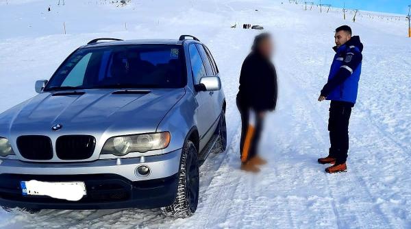 Șmecher cu BMW, blocat pe pârtia de ski. Distracția s-a scumpit brusc când au apărut jandarmii