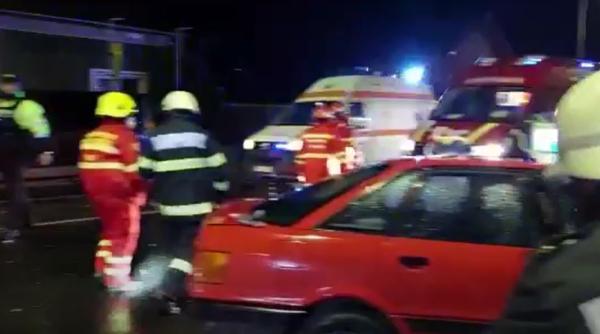 Trei români răniți, transportați la spital în urma unui impact violent. Șoferii au rămas încarcerați