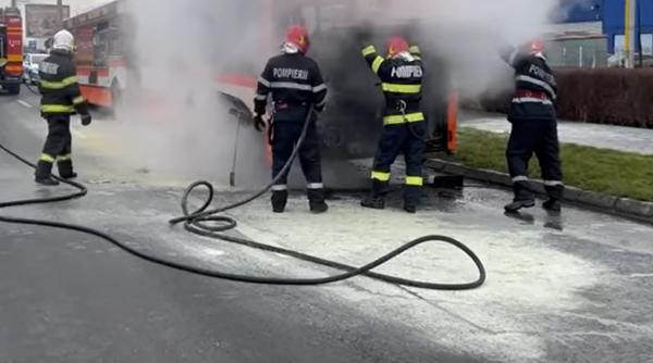 Un autobuz cu 30 de români a luat foc lângă un aeroport - VIDEO 