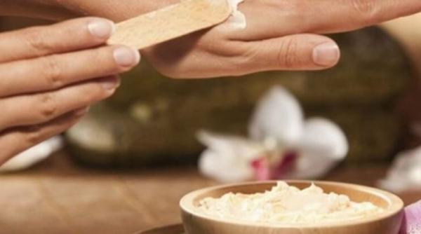 Un morcov, dat prin răzătoare, se amestecă cu iaurt şi ulei de măsline. Masca minune, care îți face, pe loc, mâinile catifelate