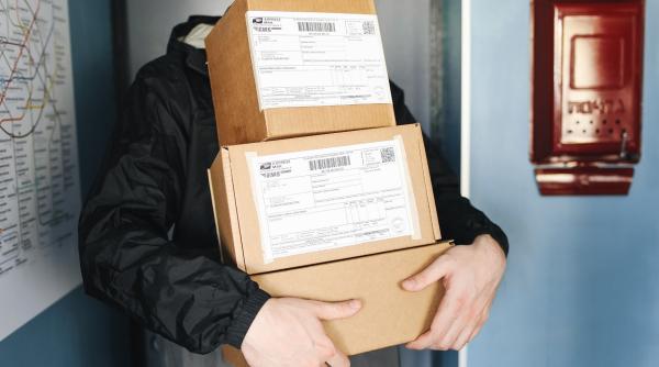 Austria. Un curier român a sustras din coletele pe care le livra: „Le-am lăsat în fața ușii”