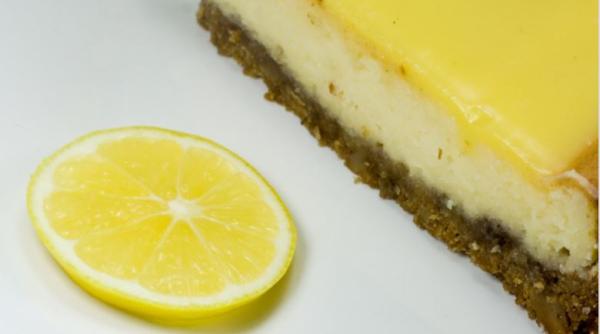 Cheesecake cu brânză și lămâie. Se prepară ușor și este senzațional de aromat și delicios. Un desert perfect pentru o cină cu prietenii