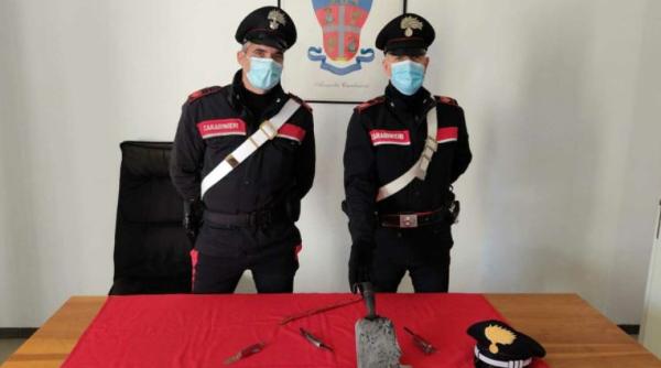 Italia. Român, prins cu un adevărat arsenal de arme în mașină: Cuțite, un satâr și o rangă, ascunse în diferite locuri