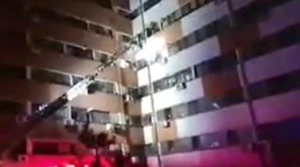 Opt răniţi și sute de persoane evacuate. Incendiu uriaș la un bloc din Constanța